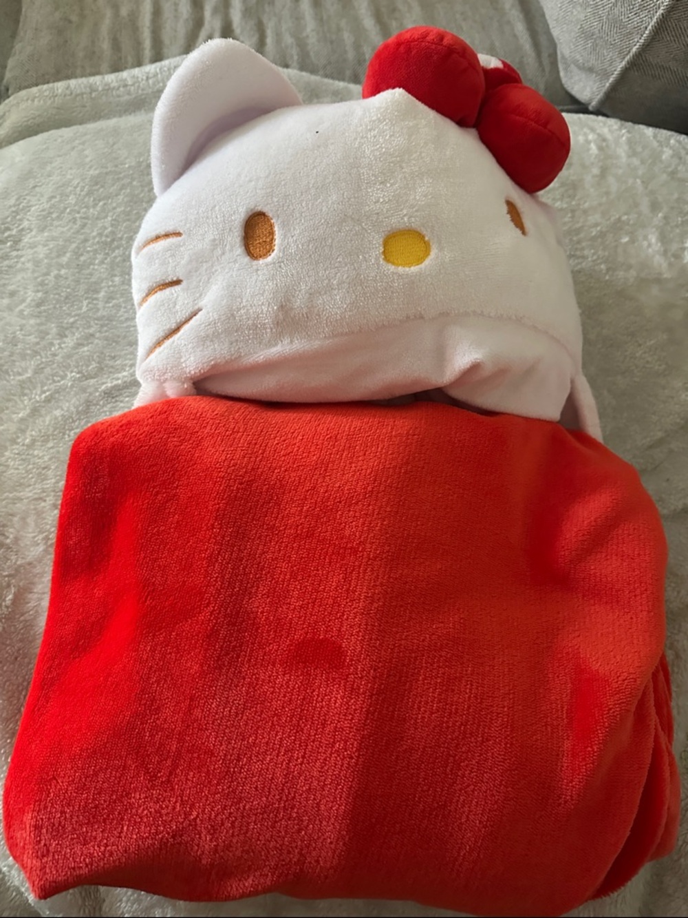 Hello Kitty Plush Hooded Throw - White & Red